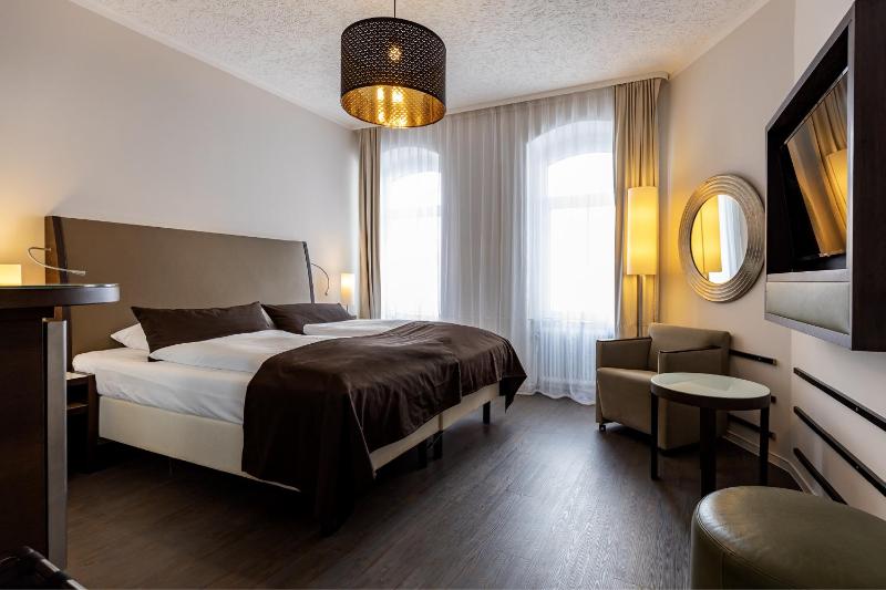 Large Double Room image 1