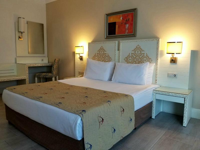 Double or Twin Room with Side Sea View image 3