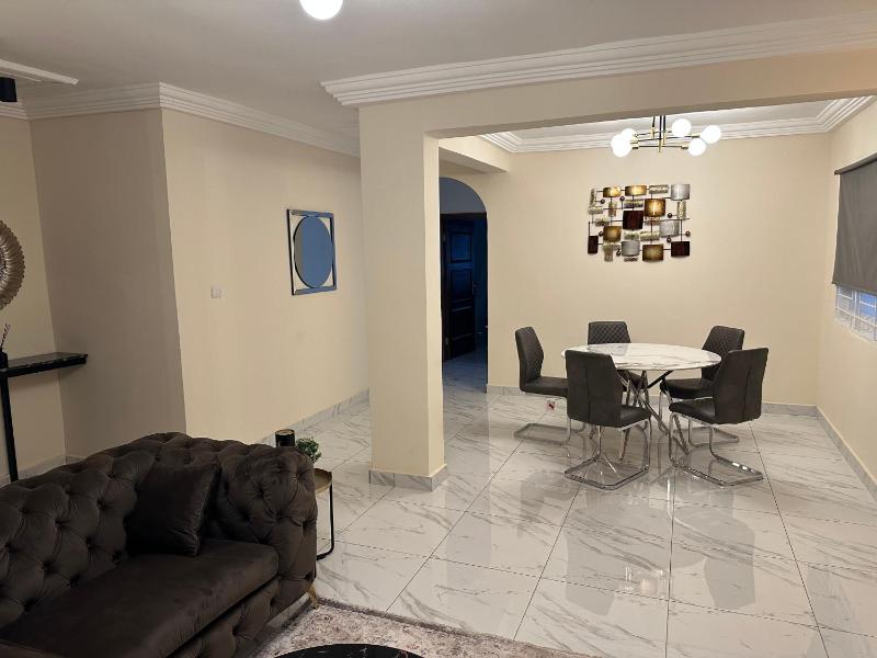 3 Bed Apartment Sleeps 6 - Parking Patio Wifi - image 11