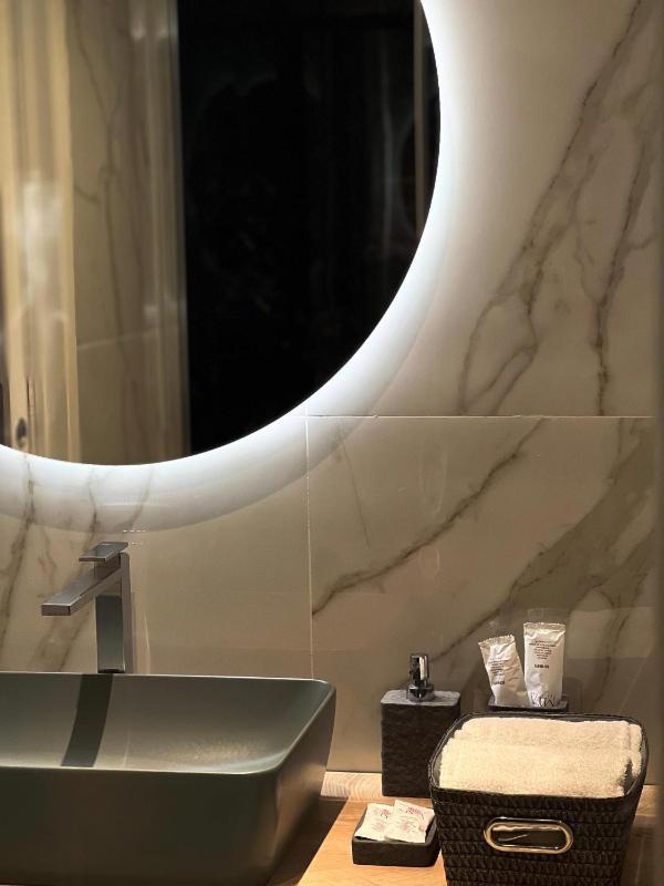 Deluxe Suite with Spa Bath image 4