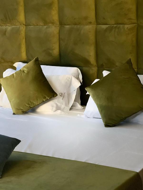 Deluxe Suite with Spa Bath image 1
