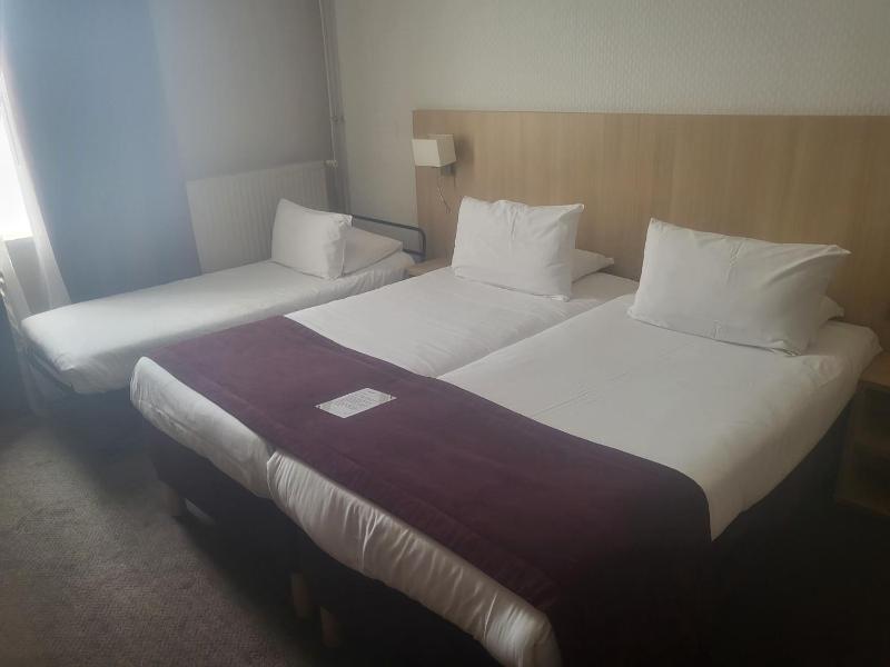 1 Double Bed  1 Single Bed image 3