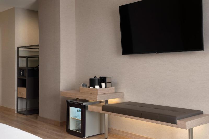King Guest Room with City View image 3