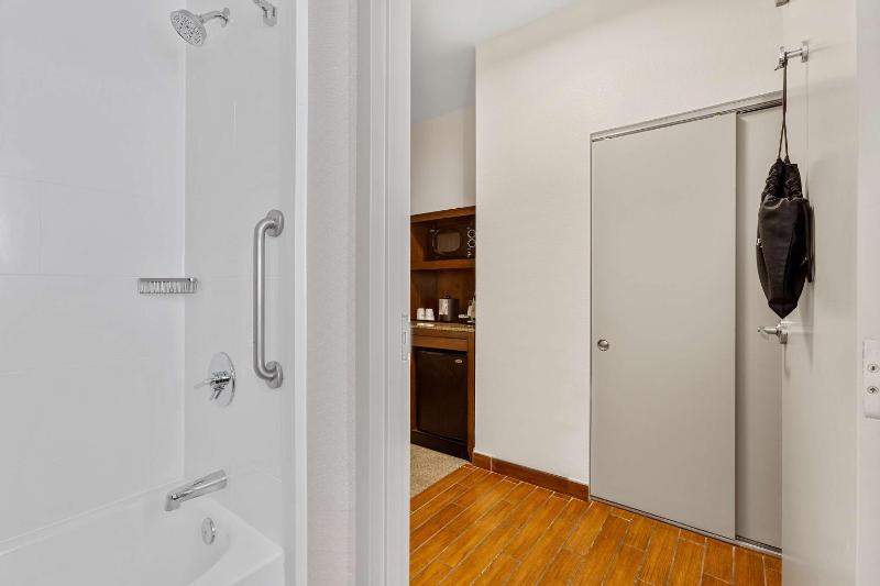 King Room with Accessible Tub - Mobility Access image 4