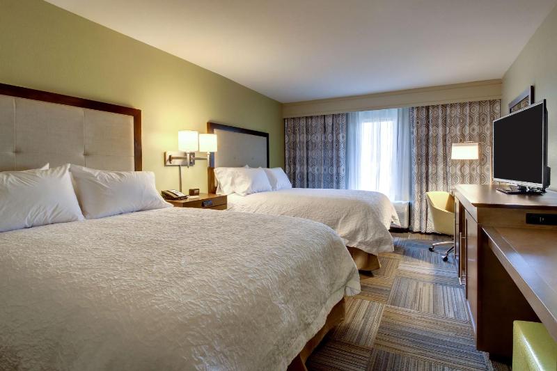 Queen Room with Two Queen Beds (4 Adults) image 3