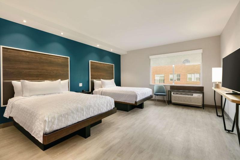 Queen Room with Two Queen Beds and Roll-In Shower - Mobility Access/Non-Smoking image 3