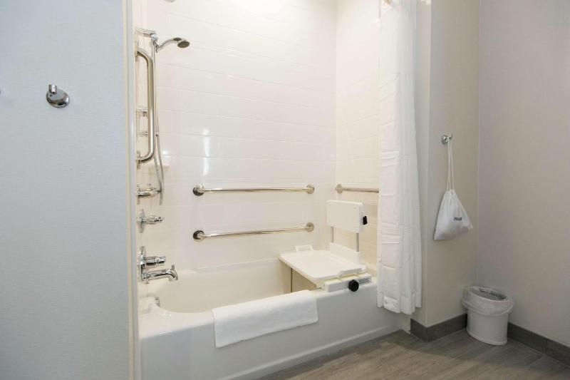 Queen Room with Two Queen Beds - Mobility and Hearing Access image 3