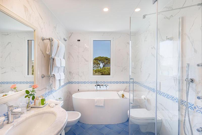 Suite with Sea View image 3