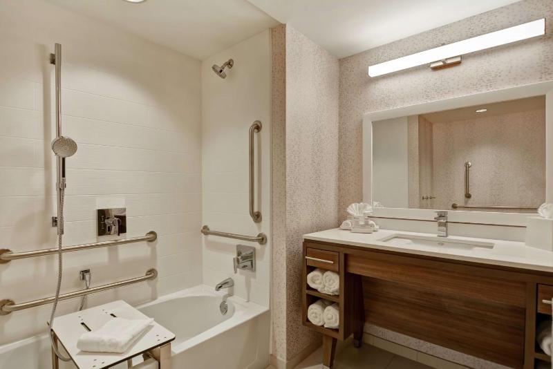 Queen Suite - Mobility Access/Non-Smoking image 2
