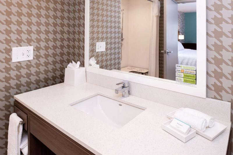 King Suite with Roll-In Shower - Mobility and Hearing Access/Non-Smoking image 3
