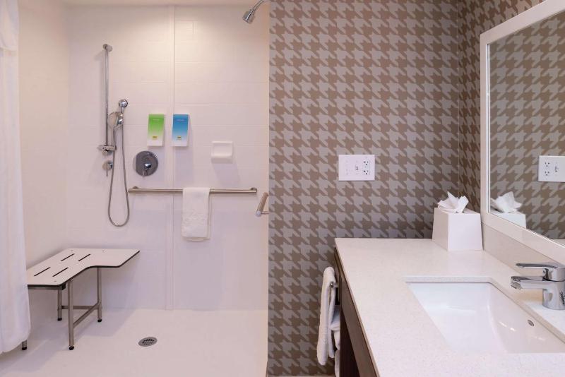 King Suite with Roll-In Shower - Mobility and Hearing Access/Non-Smoking image 2