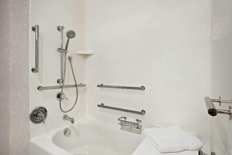 Queen Room with Bath Tub - Mobility Access/Non-Smoking image 3
