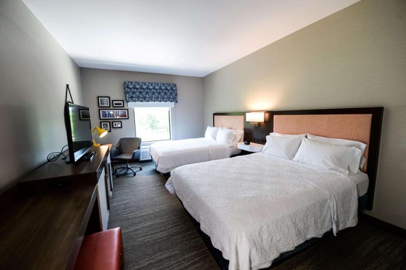 Queen Room with Two Queen Beds image 4