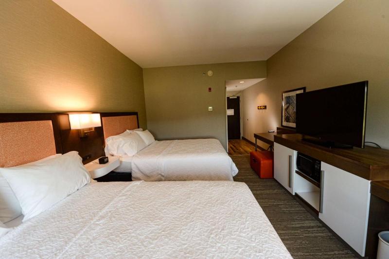 Queen Room with Two Queen Beds image 3