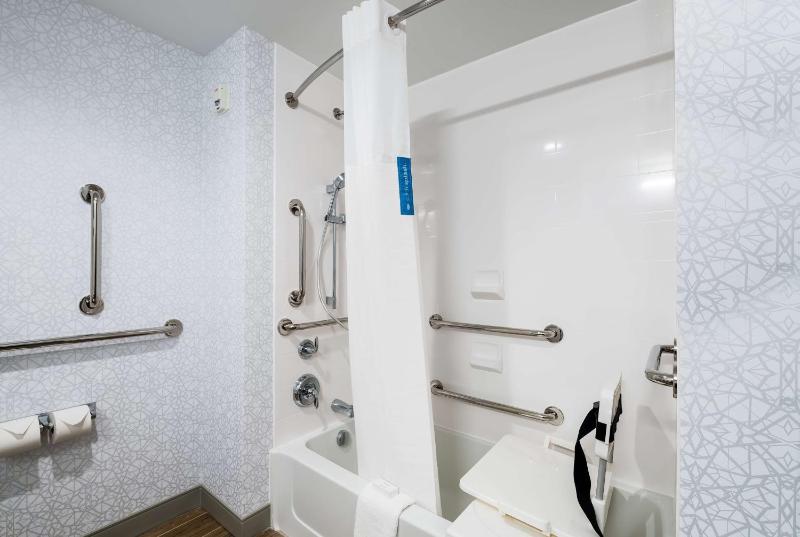 King Room with Accessible Tub - Mobility and Hearing Access/Non-Smoking image 2