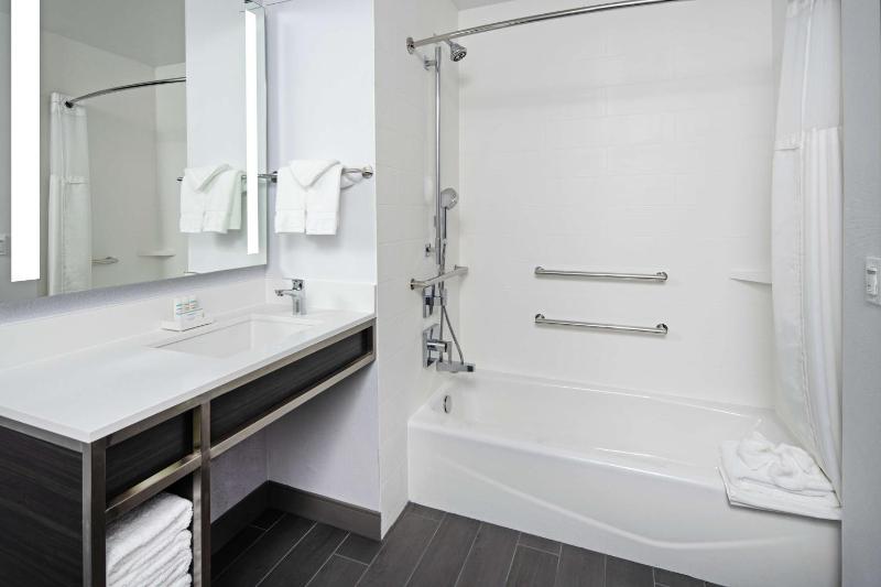 King Room with Accessible Tub - Mobility Access image 3