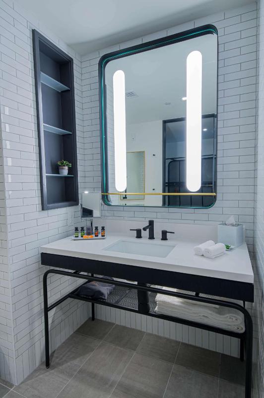 King Room with Tub - Mobility and Hearing Access image 4