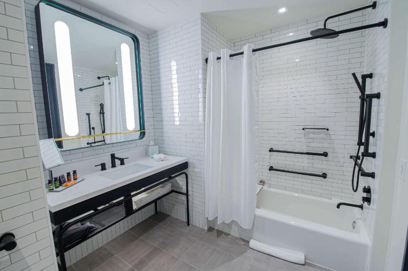 King Room with Tub - Mobility and Hearing Access image 3