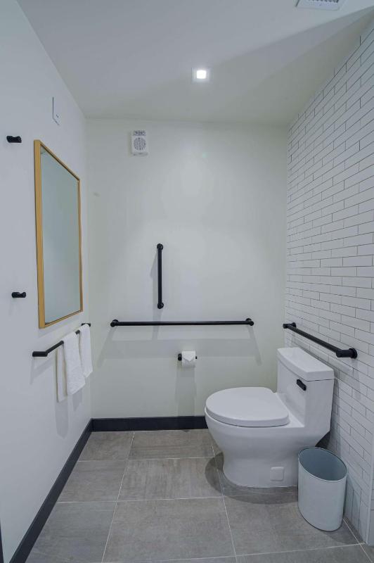 King Room with Tub - Mobility and Hearing Access image 2