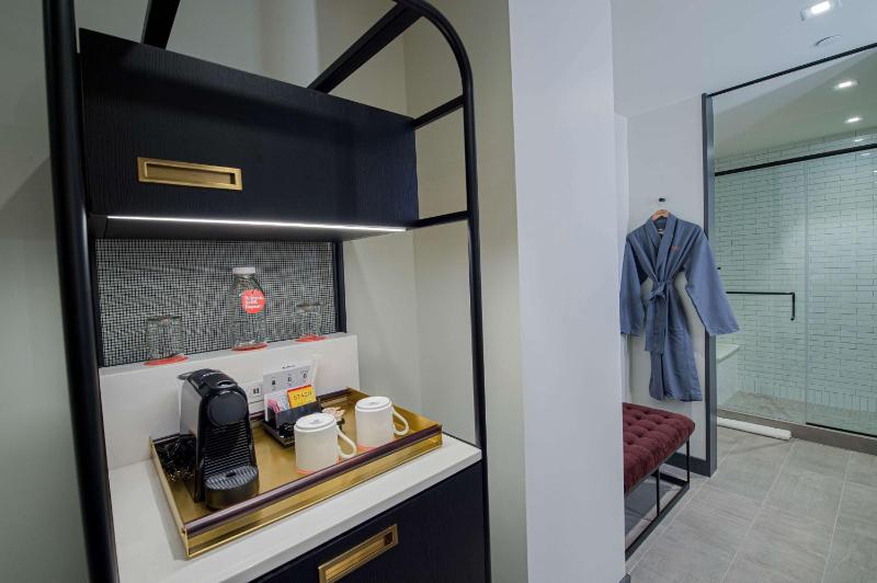 Deluxe King Room image 4