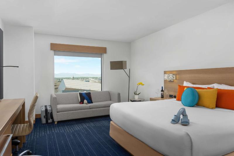 Deluxe King Room with Sofa Bed and Mountain View image 3