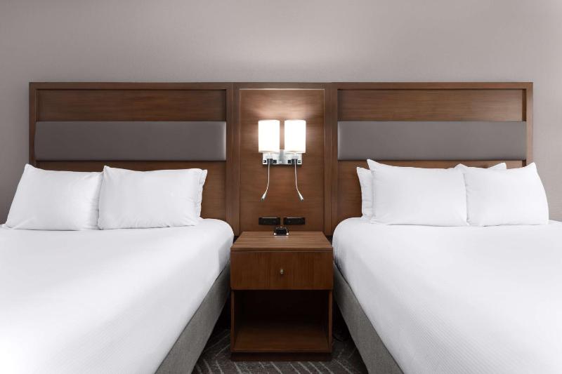 Queen Room with Two Queen Beds image 4
