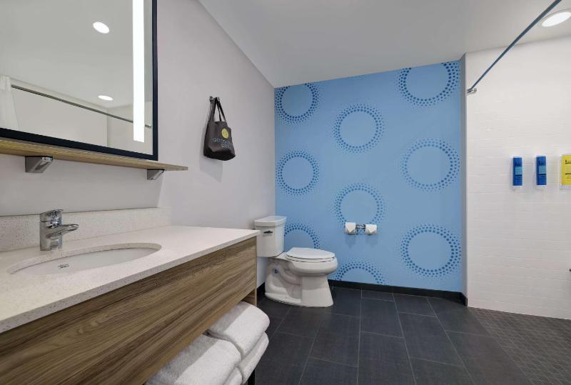 Queen Room with Two Queen Beds and Roll-In Shower - Mobility and Hearing Access image 2