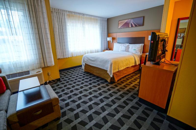 Large Queen Studio with Sofa Bed and Roll-in Shower - Mobility and Hearing Accessible image 1