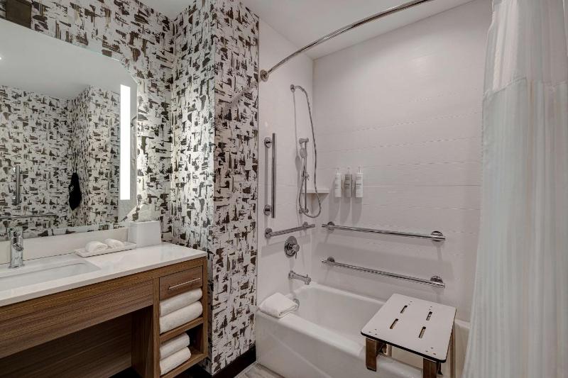 King Studio Suite with Tub - Mobility/Hearing Accessible image 4