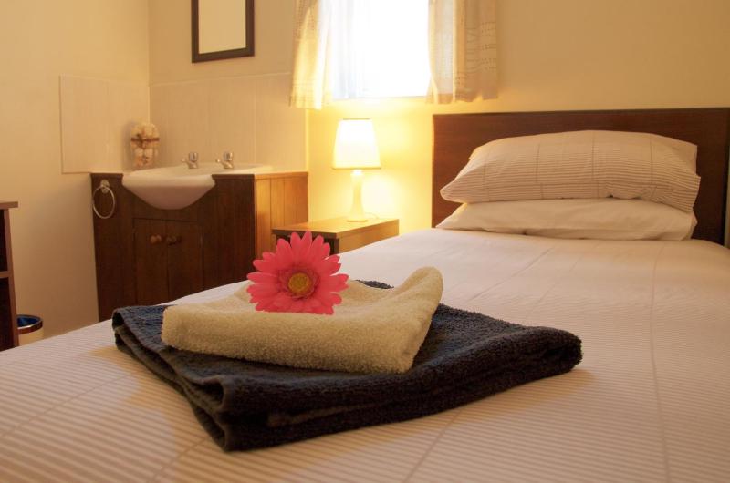 Basic Single Room with Shared Bathroom image 3