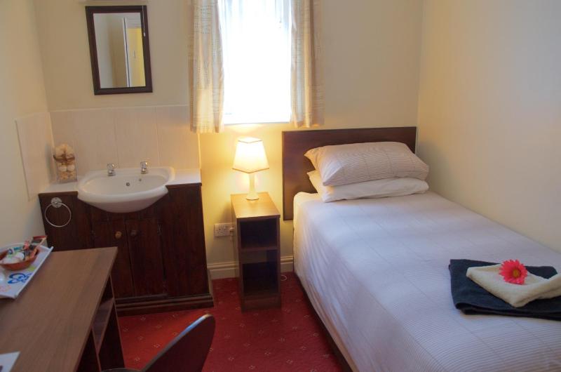 Basic Single Room with Shared Bathroom image 1