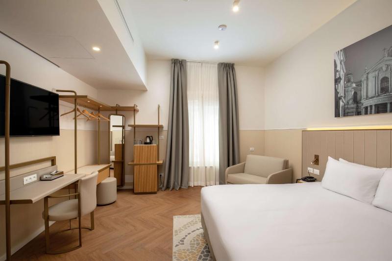 Superior King Room with Chair Bed image 1