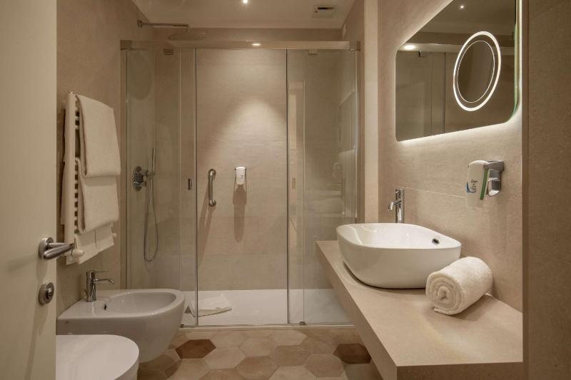 Superior King Room with Chair Bed image 2