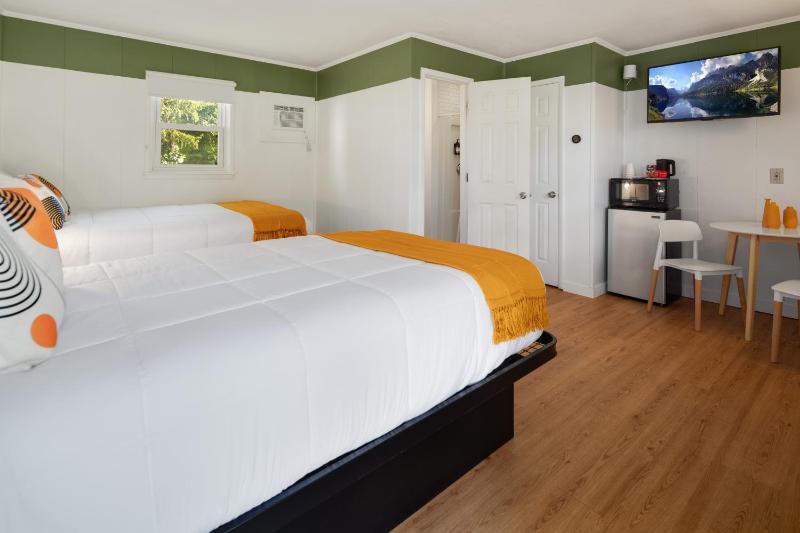 Double Room with Two Double Beds image 3