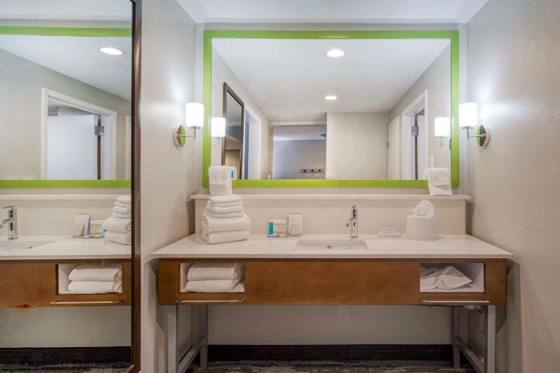 One-Bedroom King Suite with Fireplace - Non-Smoking  image 3