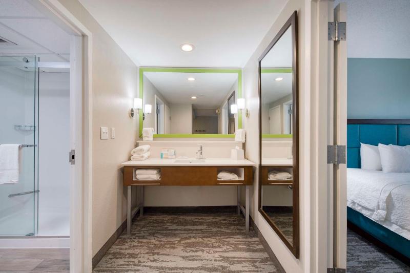 One-Bedroom King Suite with Kitchen - Non-Smoking  image 2