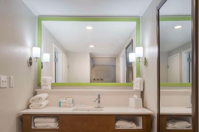 One-Bedroom King Suite with Kitchen - Non-Smoking  image 3