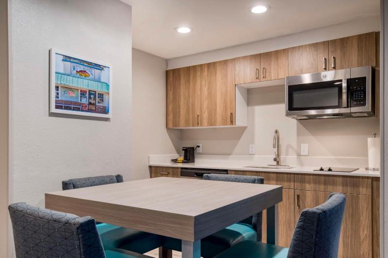 One-Bedroom King Suite with Kitchen - Non-Smoking  image 4