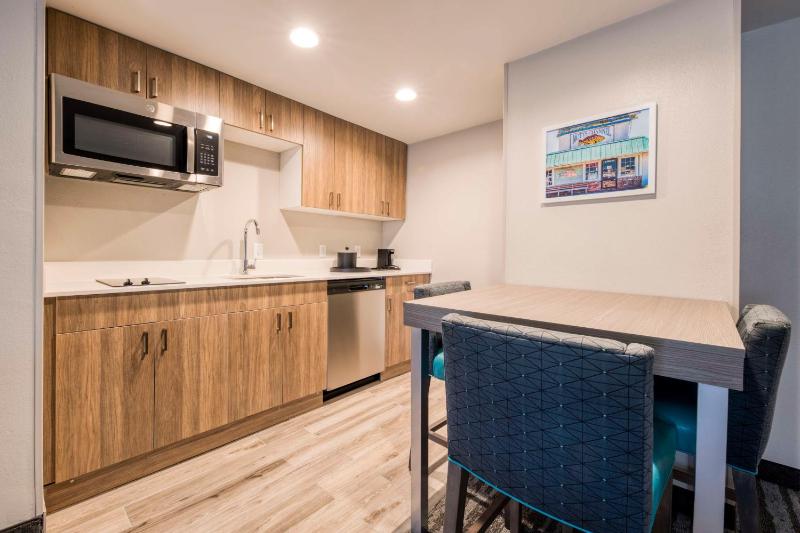 One-Bedroom King Suite with Fireplace - Non-Smoking  image 4