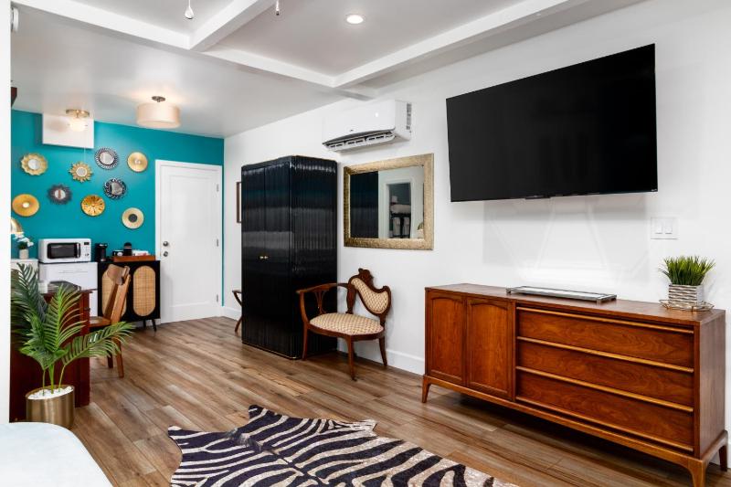 Deluxe King Room image 3