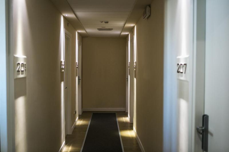 Classic Triple Room with Balcony and lateral Sea view and pool access image 4