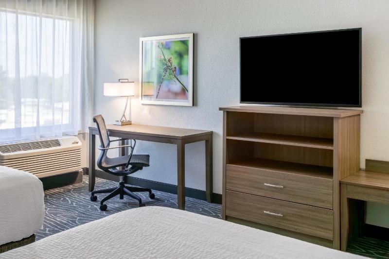 Queen Room with Mobility/Hearing Access and Bathtub with Grab Bar -  Non-Smoking image 1