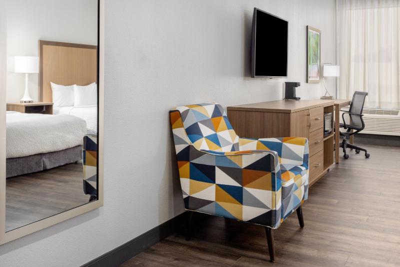Queen Room with Mobility/Hearing Access and Roll-In Shower -  Non-Smoking image 4