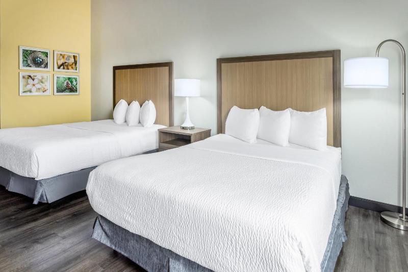 Queen Room with Mobility/Hearing Access and Bathtub with Grab Bar -  Non-Smoking image 4