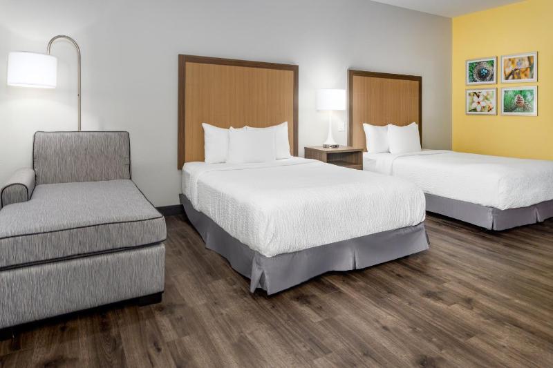 Queen Room with Mobility/Hearing Access and Bathtub with Grab Bar -  Non-Smoking image 3