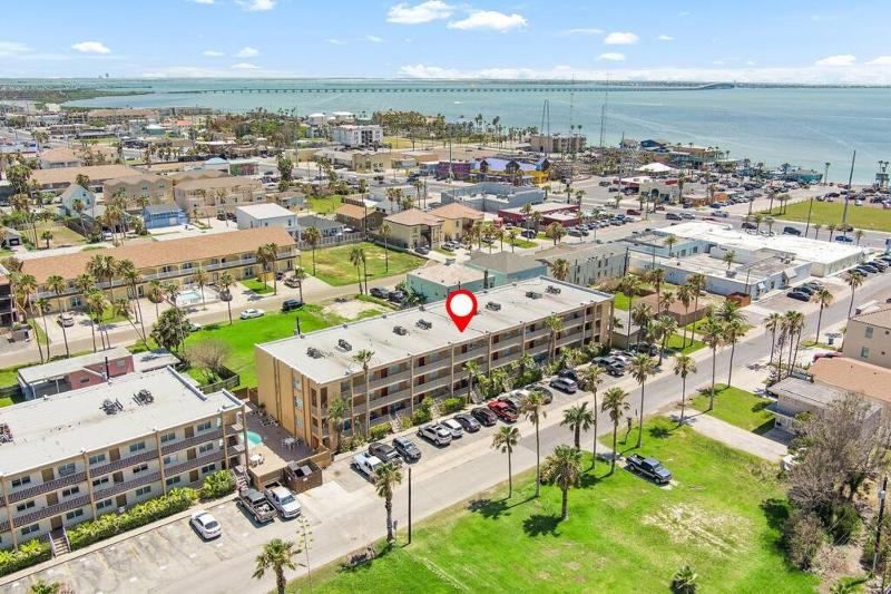 2 Bed 2 Bath 1st Fl Condo By Beach w Washer Dryer - image 11