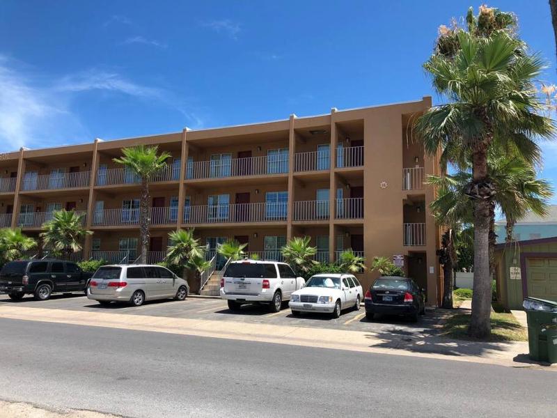 2 Bed 2 Bath 1st Fl Condo By Beach w Washer Dryer - image 9