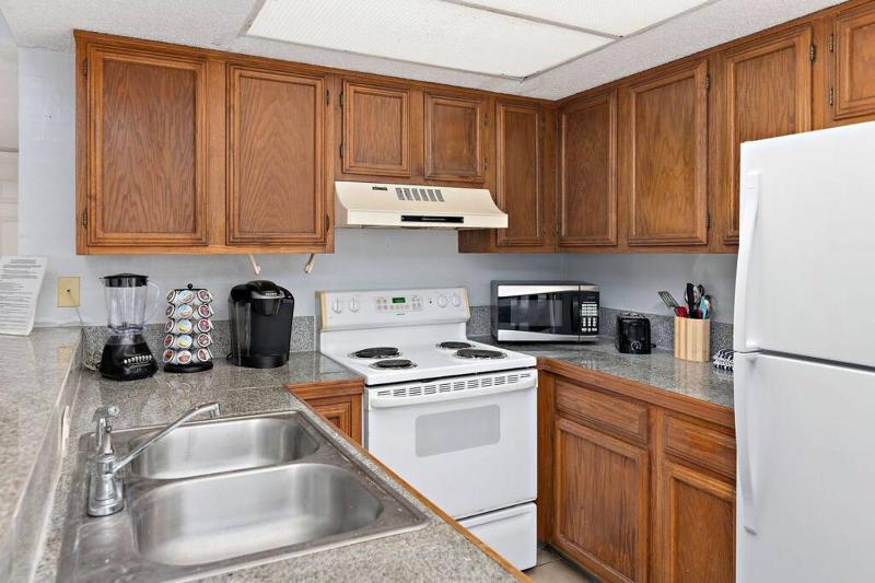 2 Bed 2 Bath 1st Fl Condo By Beach w Washer Dryer - image 7