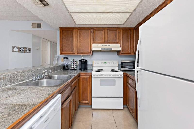 2 Bed 2 Bath 1st Fl Condo By Beach w Washer Dryer - image 10