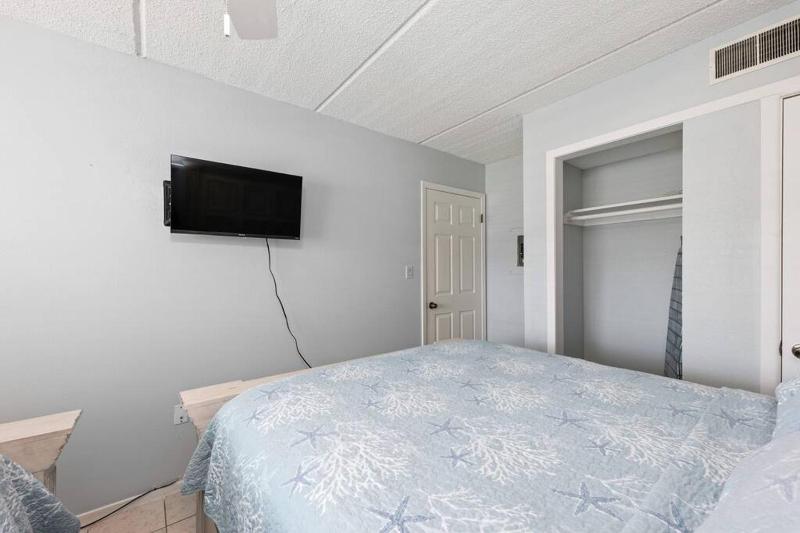 2 Bed 2 Bath 1st Fl Condo By Beach w Washer Dryer - image 12